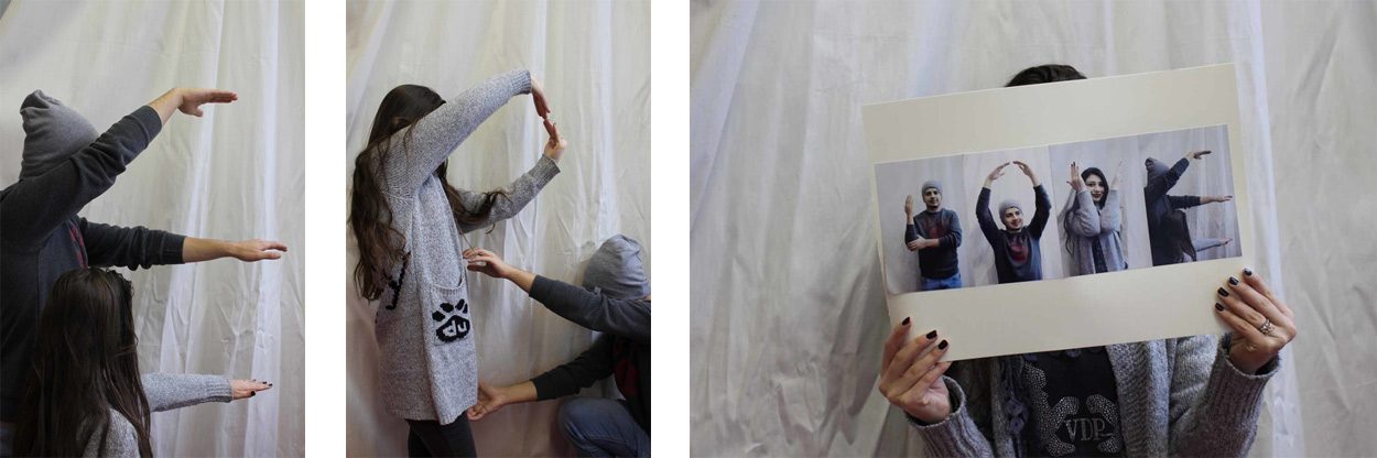 Dreiteilige Fotocollage mit Jugendlichen vor einem weißen Vorhang. Links und in der Mitte formen mehrere Personen gemeinsam Buchstaben mit ihren Körpern. Rechts hält eine Person ein Foto mit den entstandenen Buchstabenbildern in die Kamera.