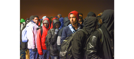 Daniel Biskup, Calais, Oktober 2016, Bild zeigt eine anstehende Gruppe junger Männer zumeist mit Hoodie oder Mütze