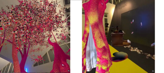 Zwei Bilder die beide einen pink gelben virtuellen Baum zeigen, der in einem Raum steht. Auf dem linken Bild blickt man in die Baumkrone und auf dem rechten Bild sieht man den Stamm des Baumes. Davor schwebt ein buntes Blatt, auf dem eine Kaffeemühle liegt.