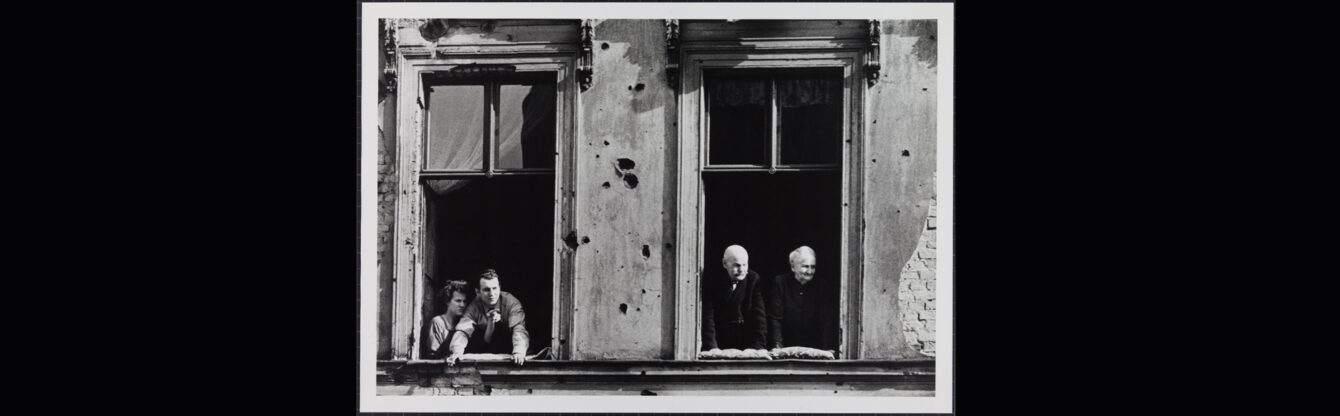 Arno Fischer, Ost Berlin, Friedensfahrt, Prenzlauer Berg, Silbergelantineabzug,1957, Courtesy Loock Galerie, © Arno Fischer Estate